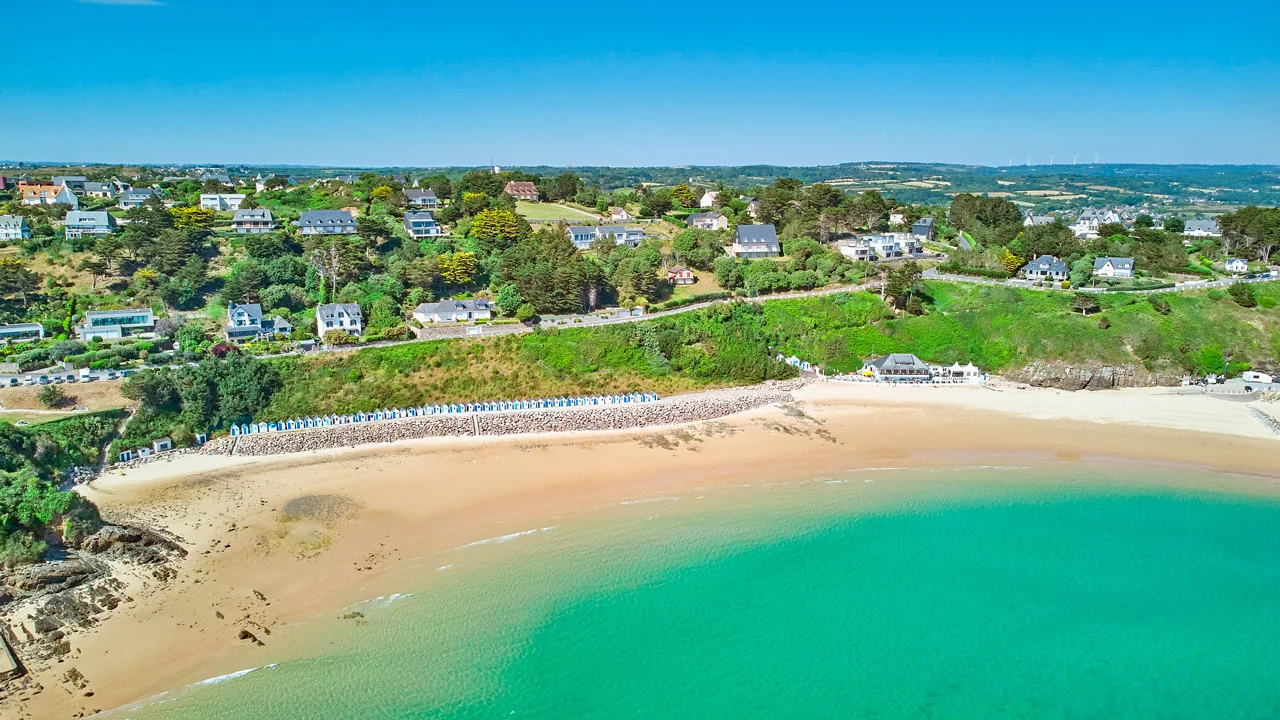 plage avec ciel blei